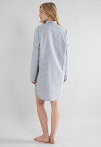 Abito camicia a maniche lunghe a righe blu e bianche, con colletto, lunghezza al ginocchio e orlo curvo, realizzato in tessuto leggero.