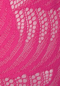 Svetlo roza čipkast material z valovitim vzorcem, ki vključuje odprte geometrijske oblike in nežne nitke, ki poudarjajo teksturo in zapletenost.