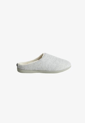 Grå hjemmesko med blødt indre for, slip-on design, rund tå og en fleksibel gummisål for komfort og varme.