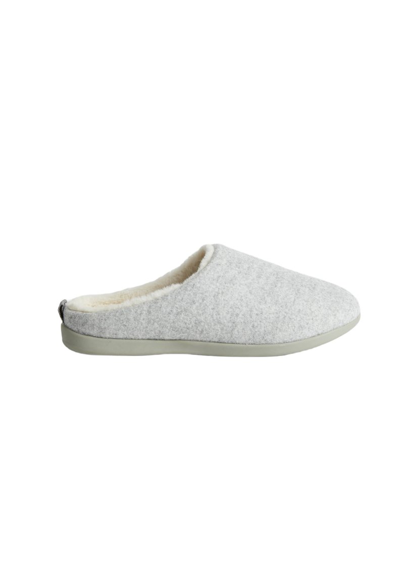 Grijze gevoerde pantoffel met een luxe interieur, instapontwerp, ronde neus en een flexibele rubberen zool voor comfort en warmte.