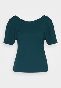 Blouse vert foncé à manches courtes avec un large col bateau et des manches légèrement amples, présentée sur fond blanc.