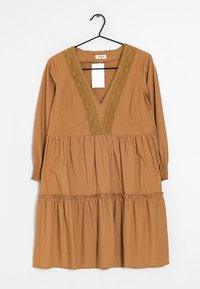 Hnědress s dlouhými rukávy, výstřihem do V, zdobený krajkou, s nařaseným pasem a rozšířenou sukní s vrstevnatým designem. Připojena velikostní visačka.