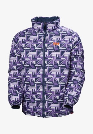 Chaqueta de patrón morado con un diseño geométrico, fabricada en material brillante, con un cuello alto y cierre de cremallera. Logo naranja en el frente.