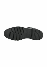 Semelle en caoutchouc noir avec un motif texturé et strié. Présente un profil plat et une marque en relief. Convient à divers styles de chaussures.
