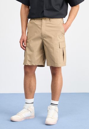 Nike Sportswear CLUB - Shortsit - khaki