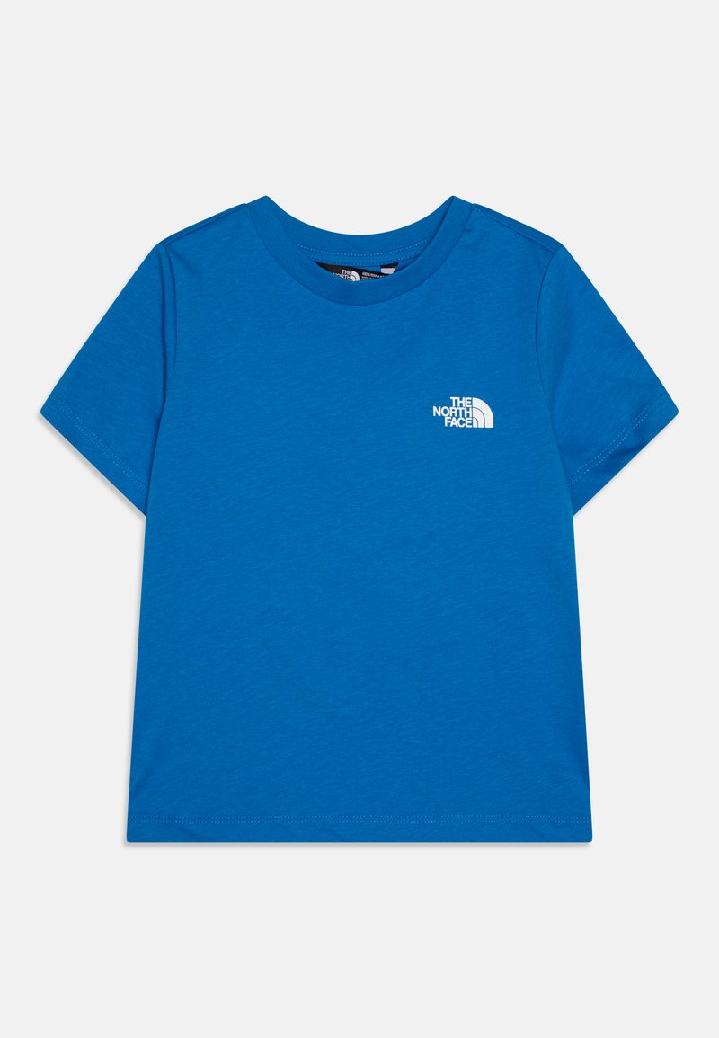 Karališkai mėlynas marškinėliai su apvaliu iškirpimu ir trumpomis rankovėmis. Kairėje krūtinės pusėje yra baltas logotipas. Pagaminta iš medvilnės, lygi tekstūra.