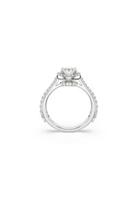 Verlobungsring mit einem großen rechteckigen Diamant-Mittelstein, umgeben von kleineren Diamanten am Band, in poliertem Weißmetall gefasst.