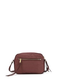 Borsa a tracolla color marrone bordeaux con superficie testurizzata, hardware dorato, tasca frontale con zip e tracolla regolabile. Forma rettangolare.