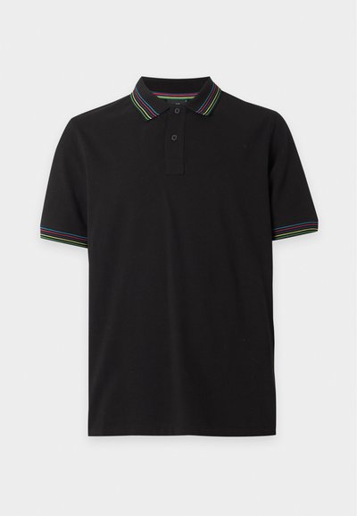 Polo noir à manches courtes avec patte à deux boutons, col et poignets rayés verts, jaunes, rouges et bleus.