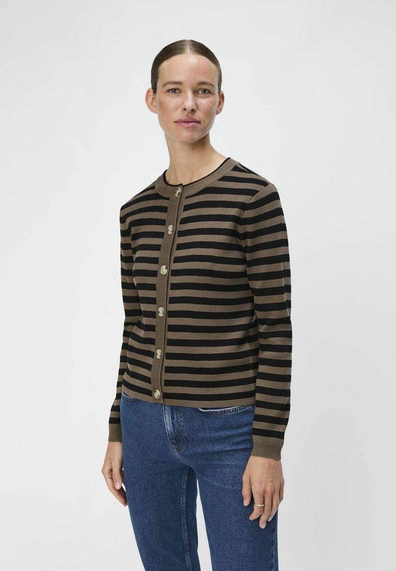 Braun und schwarz gestreifter Cardigan mit Rundhalsausschnitt, Knopfverschluss und gerippten Bündchen. Das Material ist wahrscheinlich aus weichem Strickstoff.