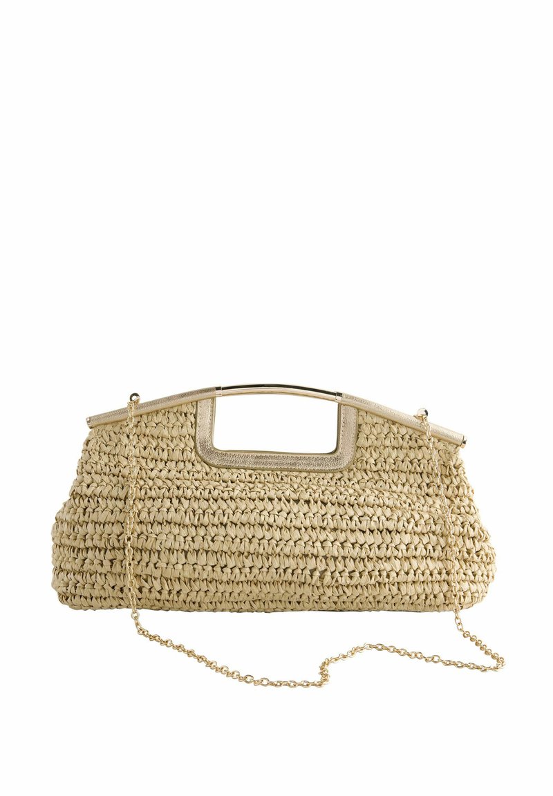 Sac en paille beige de forme rectangulaire structurée, avec une anse en chaîne dorée et un accent métallique contrastant sur la poignée.