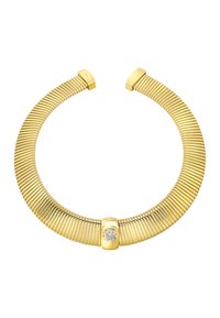 Guldtonet choker halskæde med et fleksibelt bånd, der har parallelle riller, en central diamantaccent og polerede endekapper.