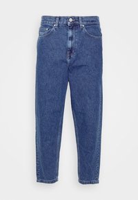 Blå denimjeans med hög midja, raka ben och diskret blekning. Har framfickor och knappstängning. Inga mönster eller detaljer.