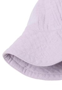 Ljus lavendel bucket hat i texturerad tyg, med en bred, rund skärm och sömnadsdetaljer längs kronan och kanterna.