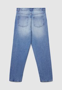 Jeans in denim blu chiaro con design a gamba dritta. Le caratteristiche includono una cintura, due tasche posteriori e una texture sbiadita near the bottom.