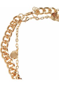 Bracciale in metallo color oro con catena caratterizzata da maglie spesse, chiusura a moschettone e una sezione di catena regolabile con un accento a disco rotondo.