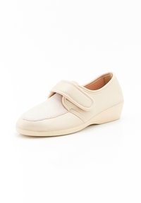 Scarpa ortopedica beige con cinturino in velcro, tessuto testurizzato e punta tonda. Presenta un tacco a cuneo basso e una morbida fodera interna.