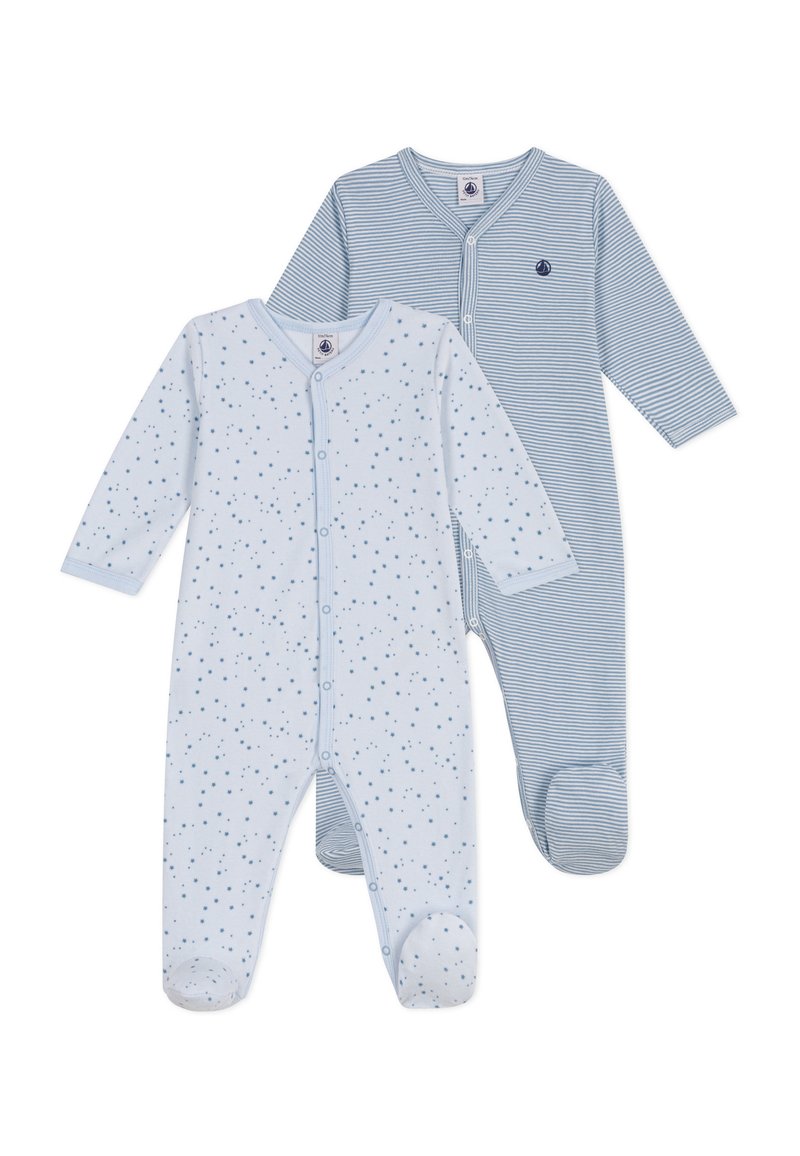 Twee babybodysuits met lange mouwen: één lichtblauw met sterpatroon en één blauw gestreept. Beide hebben drukknoopsluitingen en een voet ontwerp.