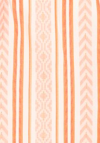 Motif à rayures verticales avec des motifs géométriques alternés orange et pêche sur un fond en tissu texturé blanc.