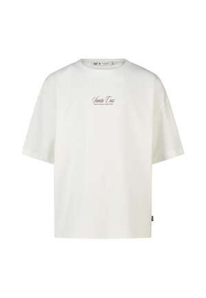 Witte T-shirt met korte mouwen met de tekst "Santa Cruz Where Summer Never Ends" in kleine letters op de borst gedrukt.