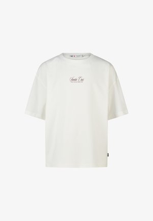 Witte T-shirt met korte mouwen met de tekst "Santa Cruz Where Summer Never Ends" in kleine letters op de borst gedrukt.