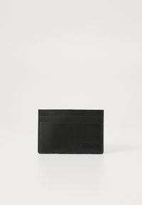 Porte-cartes en cuir noir avec surface texturée, comportant quatre fentes pour cartes et le logo « REPLAY » en relief au bas. Design rectangulaire simple.