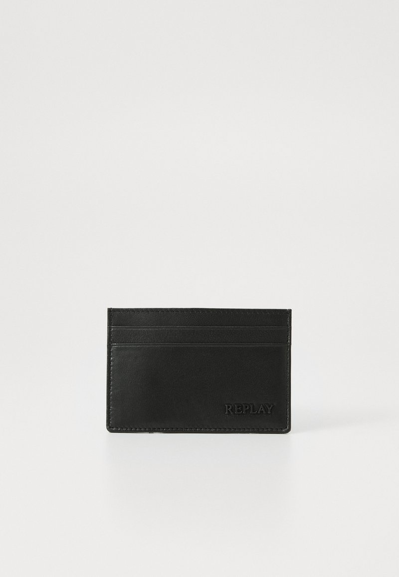 Porte-cartes en cuir noir avec surface texturée, comportant quatre fentes pour cartes et le logo « REPLAY » en relief au bas. Design rectangulaire simple.