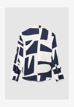 Chemise manches longues bleu marine et blanche avec un motif géométrique audacieux, tissu lisse et soyeux, col classique et poignets boutonnés.