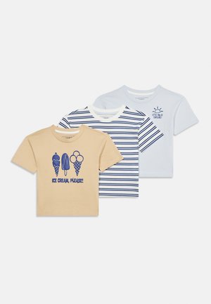 Trois t-shirts enfant à manches courtes : beige avec des icônes de glace bleues et le texte "Glace, s'il vous plaît !", blanc à rayures bleu marine, et bleu clair uni avec un motif de soleil.