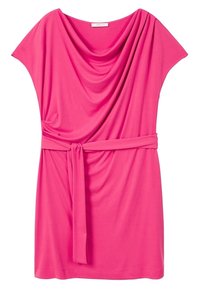 Robe drapée rose en tissu doux, avec un large décolleté, des manches courtes et une ceinture à nouer accentuant la taille.