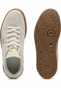 Fehér velúr és hálós sneakers bézs gumitalpakkal, arany logó részletekkel és rózsaszín oldalsávval. Tökéletes alkalmi viselethez.
