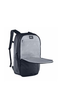 Zaino nero con tasca frontale grigia, chiusura con cerniera e patta aperta. Presenta un pannello con piccoli fori per la ventilazione.