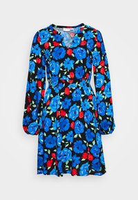 Blommig klänning med långa ärmar, med blå, röda och gröna blommor på en svart bakgrund. V-ringning, åtsittande midja, A-linjeformad kjol.