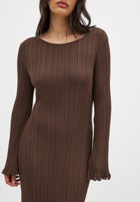 NA-KD ROUND NECK FRILL - Abito in maglia - brown