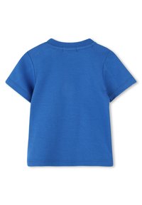 Korte mouwen blauwe katoenen T-shirt met een ronde hals, een gladde textuur en schone stiksels. De achterzijde toont geen extra ontwerpelementen.