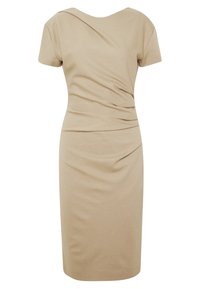 Beżowa dopasowana sukienka z krótkimi rękawami, okrągłym dekoltem i skośnym drapowaniem w okolicy biustu. Gładka tekstura, długość do kolan, prosta sylwetka.
