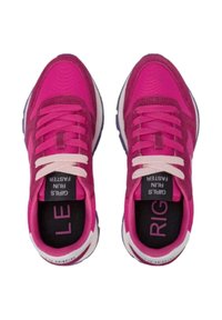 Felroze sportschoenen met een bovenwerk van mesh en suede, witte veters, een gewatteerde kraag en een contrasterende paarse zool. Labels aan de binnenkant lezen "LE" en "RIG."