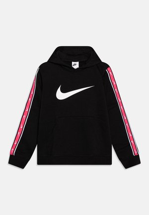 Czarna bluza z kapturem z dużym białym logo Nike w kształcie łyżwy, różowymi akcentami i białymi paskami na rękawach, wyposażona w przednią kieszeń i kaptur z regulowanym sznurkiem.