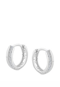 Srebrne kolczyki w kształcie obrączek o gładkim, zakrzywionym designie, z przezroczystymi akcentami z cyrkonii po jednej stronie i polerowanym wykończeniem.