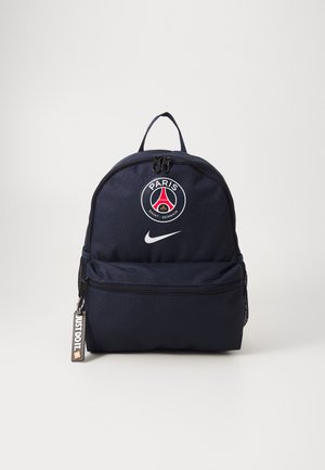 Navyblauer Stoff-Rucksack mit runder Form, versehen mit einem Paris Saint-Germain-Logo, einem Nike-Logo und einer vorderen Reißverschlusstasche.