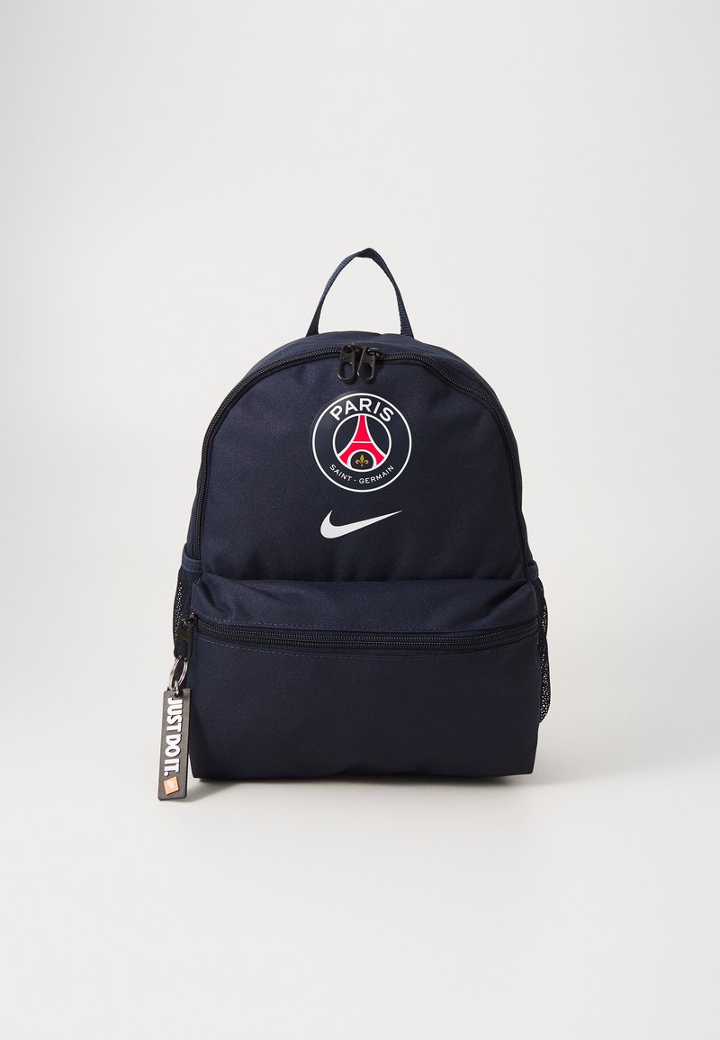 Tmavomodrý látkový batoh s guľatým tvarom, ktorý obsahuje logo Paris Saint-Germain, logo Nike a predný zipsový vrecko.