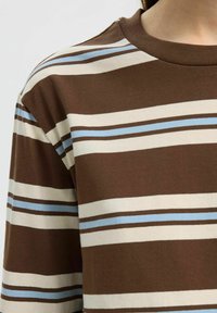 Maglietta in cotone marrone con strisce orizzontali in crema e azzurro chiaro, con colletto a girocollo e texture morbida.