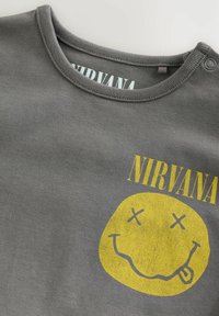 Non sélectionné, dark grey nirvana