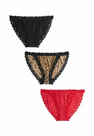 Tri dámske nohavičky bikínového štýlu s čipkovým lemovaním, v jednofarebnej čiernej, leopardí vzor s čiernym lemom a jednofarebnej červenej s čipkovými detailmi.