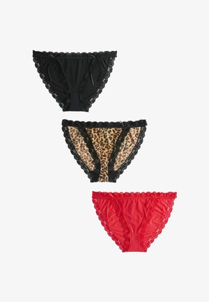 Trzy damskie figi bikini z koronkową lamówką, w jednolitym czarnym kolorze, w panterkę z czarną lamówką oraz jednolite czerwone z koronkowymi detalami.