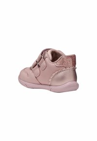 Scarpina in pelle rosa per bambini, con chiusura a strap, punta tonda, accenti glitterati e dettagli laterali texture. Suola in gomma.