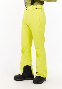 Felle gele skibroeken met zwarte accenten, waterdicht materiaal, verstelbare taille en stevige kniebescherming voor duurzaamheid en comfort.