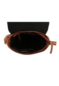 Ruda odinė rankinė su juodu audiniu viduje. Užtrauktuko uždarymas atsidaro, kad atskleistų kelis skyrius ir tvirtą krašto dizainą.