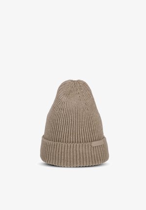 Gehaakte beanie in beige, met een geribde textuur, opgerolde rand en een klein merklabel, met een conische vorm aan de bovenkant.