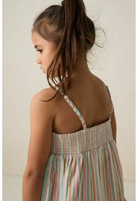 Mehrfarbig gestreiftes Kleid mit dünnen Trägern, das ein gesmoktes Rückendesign und einen leichten Stoff aufweist, hauptsächlich in sanften Pastellfarben.